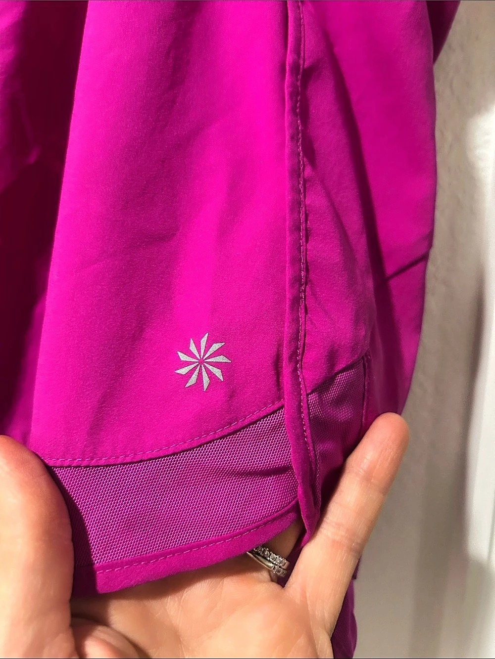 Athleta Mesh Racer Run Mid Rise 4" Short - Picture 5 of 8